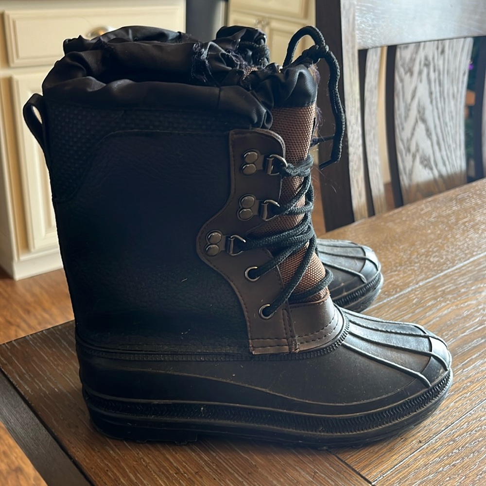 Sporto kids snow boots.  Only worn a few times, in great shape!